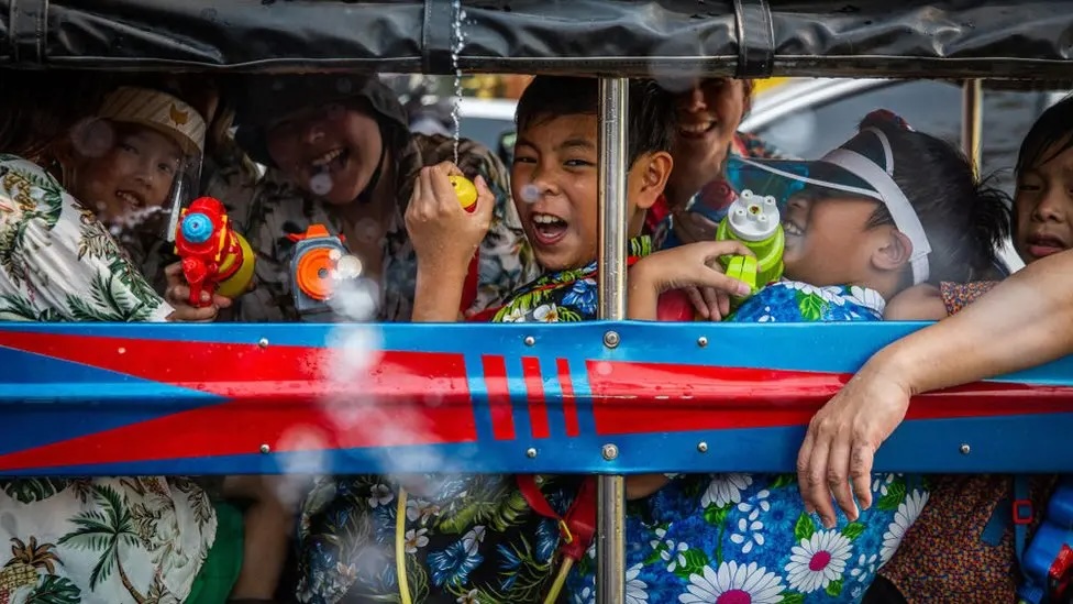 Children on their way to water battles